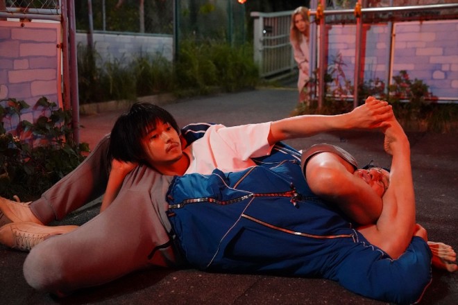 Kurou Kumogakure (Kento Yamazaki) effortlessly subdues an enemy.